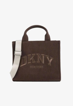 Braune Cord-Tasche mit zwei Griffen und abnehmbarem Schulterriemen. Verfügt über ein eingeprägtes "DKNY"-Logo in metallischem Schriftzug auf der Vorderseite.