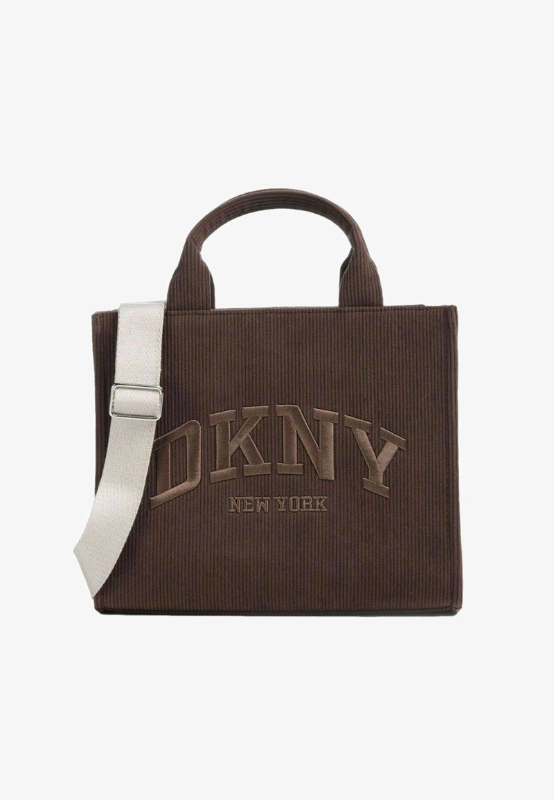 Hnedá kordurová kabelka s dvoma rúčkami a odnímateľným ramenným popruhom. Na prednej strane má vyrazené logo "DKNY" v kovovom prevedení.
