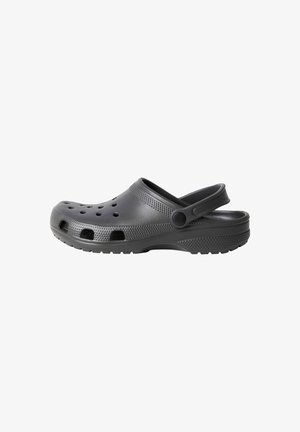 Sabot noir décontracté à enfiler avec des trous ventilés et une bride de talon mobile sur fond blanc.