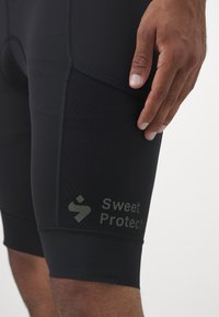 Sweet Protection CROSSFIRE CARGO SHORTS - Korte fietsbroek met bandjes - black