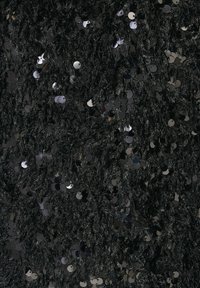 Schwarzer Stoff mit einer strukturierten Oberfläche, die zahlreiche glänzende schwarze und silberne Pailletten aufweist und einen geschichteten, funkelnden Effekt erzeugt.