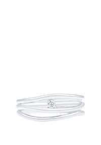Sølv multi-band ring med bølgeformet design og en enkelt lille rund diamantaccent. Glat, poleret overflade med et moderne udseende.