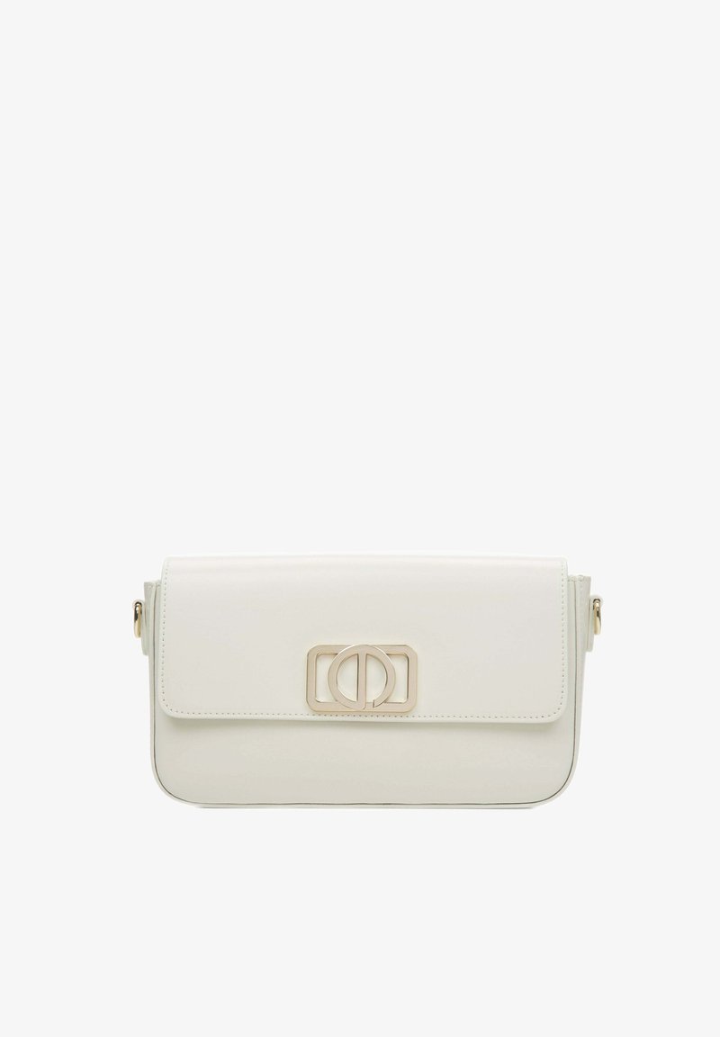 Bílá kožená crossbody taška s klopou, zdobená zlatým kováním a obdélníkovým logem vpředu.