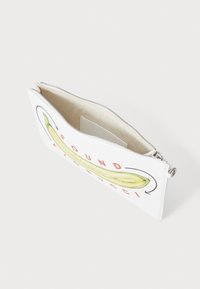 Pochette blanche zippée avec une illustration de banane et du texte rouge. Intérieur doublé de tissu beige, de forme mince et rectangulaire.