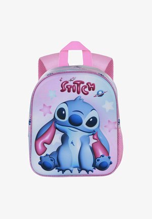 Sac à dos rose avec un personnage de dessin animé à fourrure bleue, grands yeux et longues oreilles. Le devant présente un motif graphique avec des étoiles et le texte "STITCH".