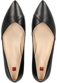 Bailarinas en cuero negro, con punta afilada y un diseño recortado. El interior cuenta con un forro suave en color beige y un pequeño acento cuadrado rojo en la suela.