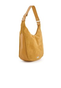 Senfgelber Handtasche aus Wildleder und strukturiertem Leder, gekennzeichnet durch eine abgerundete Form, einem breiten Tragegurt mit Metallakzenten und einem dezenten Logo.