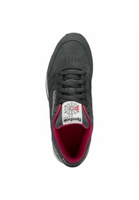 Baskets Reebok Classic gris foncé avec lacets noirs, étiquette logo blanche et doublure intérieure rose, vues de dessus.