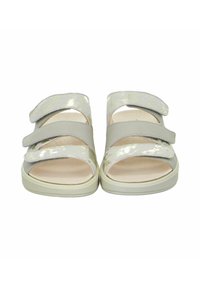 Hellgraue Sandalen mit drei verstellbaren Klettverschlussriemen, glänzenden metallischen Akzenten, gepolstertem Fußbett und einer stabilen weißen Sohle.