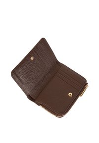 Portafoglio bifold in pelle marrone aperto per mostrare sei slot per carte, una tasca con bottone a pressione e un compartimento con zip con hardware dorato.
