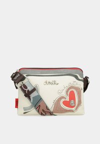 Borsa a tracolla bianca in pelle con design a cuore rosso e marrone, dettagli ricamati, tracolla grigia e logo argentato. Chiusura con cerniera.