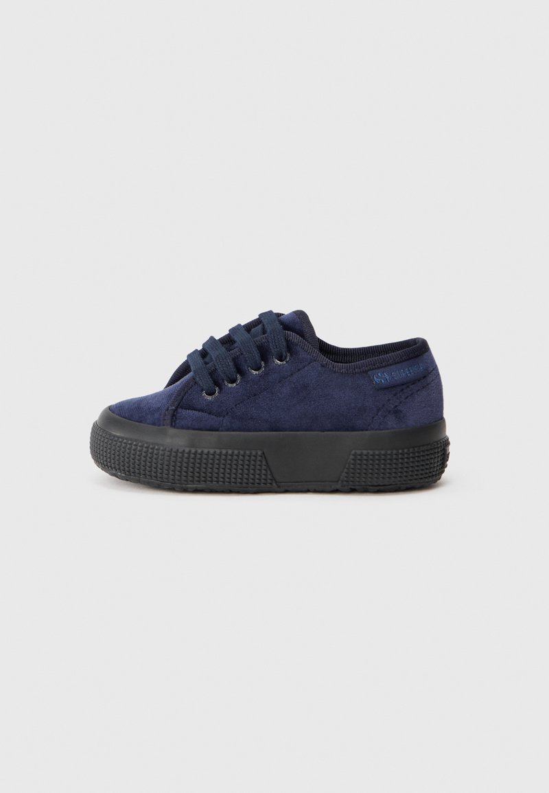 Adidași din suede bleumarin cu talpă din cauciuc negru, vârf rotund, design cu șireturi și accente texturate pe talpă pentru aderență și durabilitate.