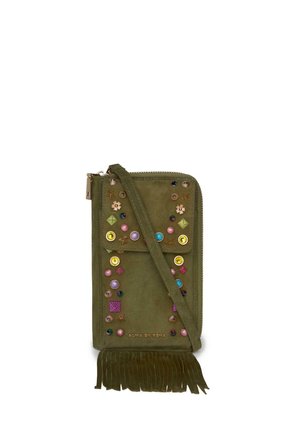 Bolso bandolera de ante verde oliva con tachuelas multicolores, adornos de estrellas y flores, cierre de cremallera y borla de flecos en la parte inferior.