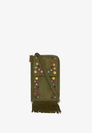 Bolso bandolera de ante verde oliva con tachuelas multicolores, adornos de estrellas y flores, cierre de cremallera y borla de flecos en la parte inferior.