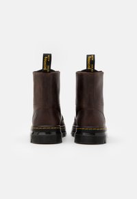 Dr. Martens COMBS UNISEX - Snörstövletter - brown