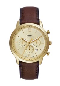 Montre dorée avec trois sous-dials, bracelet en cuir brun, cadran crème, chiffres romains aux positions 12 et 6, et boîtier en acier inoxydable.