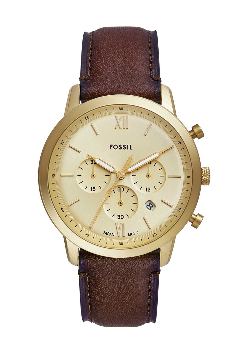 Montre dorée avec trois sous-dials, bracelet en cuir brun, cadran crème, chiffres romains aux positions 12 et 6, et boîtier en acier inoxydable.