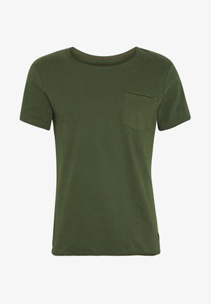 Zaļš kokvilnas T-krekls ar īsām piedurknēm, apaļu kakla izgriezumu un krūšu kabatu. Ievērojamas minimālas šuves un gluda, mīksta tekstūra.