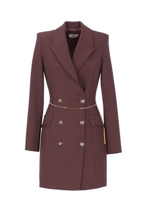 Vestito blazer doppiopetto marrone con bottoni decorativi dorati e una sottile cintura a catena dorata, caratterizzato da rever a lancia e tasche con pattina.