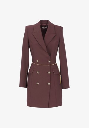 Vestito blazer doppiopetto marrone con bottoni decorativi dorati e una sottile cintura a catena dorata, caratterizzato da rever a lancia e tasche con pattina.
