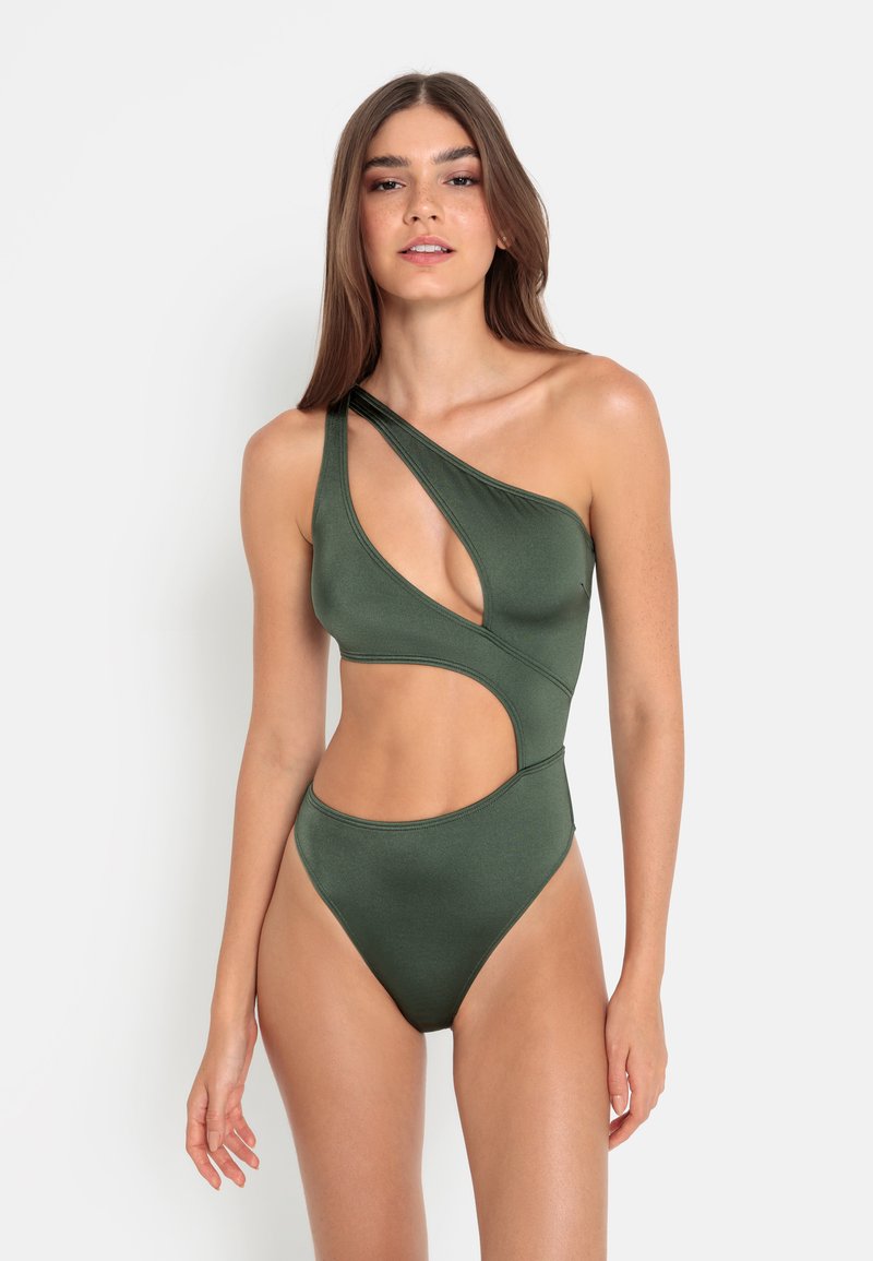 Jednodílné plavky v tmavě zelené barvě, s asymetrickým střihem, jedním ramenním popruhem a bočními výřezy pro elegantní design.