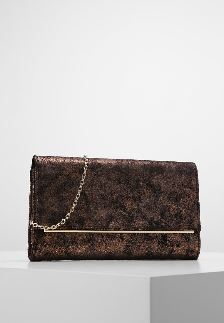 Pochette métallique rectangulaire marron foncé avec motif texturé subtil, détail barre horizontale dorée et fine bandoulière chaîne dorée sur fond blanc.