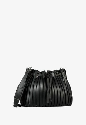 Sac à bandoulière en cuir noir plissé avec sangle réglable et fermeture par cordon, conçu pour un usage quotidien.