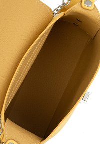 Borsa gialla con superficie testurizzata, componenti in metallo argentato e tracolla a catena. L'interno presenta una fodera gialla uniforme. Design con apertura superiore.