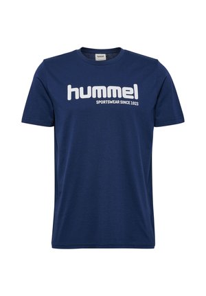 Granatowy T-shirt z krótkim rękawem z białym logo "hummel" i napisem "SPORTSWEAR SINCE 1923" na środku klatki piersiowej.