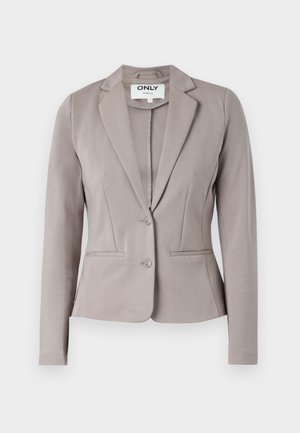 Blazer grigio chiaro su misura con una vestibilità strutturata, chiusura a un bottone e due tasche frontali. Tessuto liscio con una leggera lucentezza.