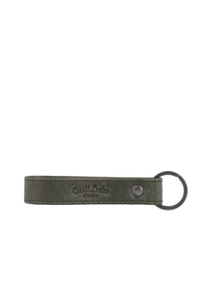 Groene leren sleutelhanger met metalen ring en klinknagel, met het reliëf "Gusti Leder studio"-logo in het midden.