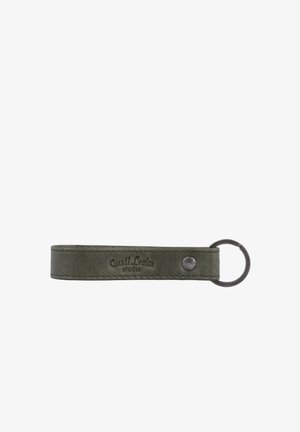 Groene leren sleutelhanger met metalen ring en klinknagel, met het reliëf "Gusti Leder studio"-logo in het midden.