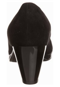 Zwarte suede hoge hak schoenen met een gebogen plastic hak, een gladde textuur, een pointed toe en minimale stikseldetails aan de achterkant.