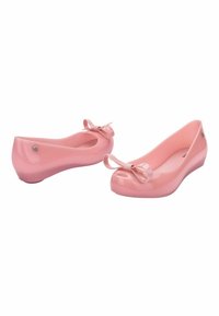 Ballerine rosa realizzate in materiale sintetico lucido, con punta tondeggiante, dettaglio a fiocco sul davanti e minimali dettagli in metallo.