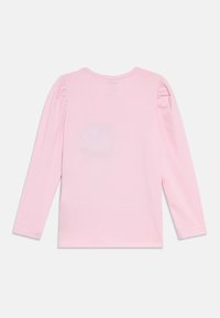 Różowy bawełniany T-shirt z długim rękawem z marszczonym detalem rękawa. Posiada okrągły dekolt i gładką fakturę, z jednolitym tyłem.