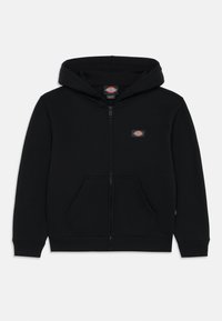 Svart zip-up hettegenser med snorhette, kenguru-lommer, ribbestrikkede mansjetter og en liten logo-patch på brystet. Mykt bomullsmateriale.