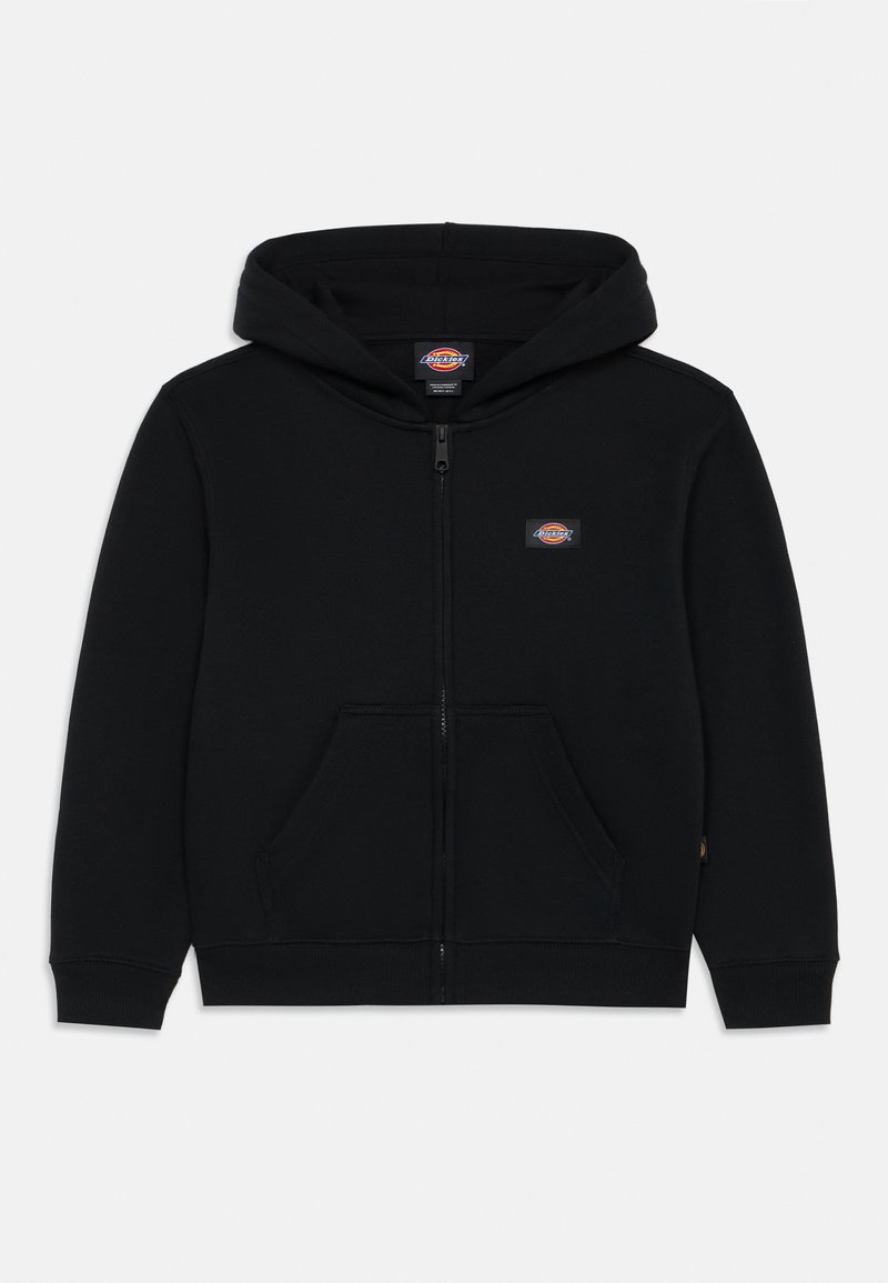 Svart zip-up hettegenser med snorhette, kenguru-lommer, ribbestrikkede mansjetter og en liten logo-patch på brystet. Mykt bomullsmateriale.