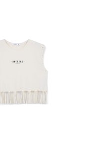 Top corto crema realizzato in tessuto morbido, con stampa 'BREATHE', borchie decorative sulle spalle e dettagli di frange all'orlo.