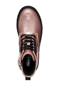 Bottines à paillettes roses avec lacets noirs, bout arrondi et semelle texturée. Présente une fermeture éclair sur le côté et un logo de marque blanc sur le côté.