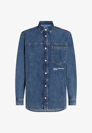 Tamno plava traper košulja s oštrim kragnom, dugim rukavima, jednim džepom na prsima i bijelim logotipom na području džepa.