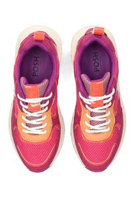 Sneaker rosa acceso e arancioni, tomaia in rete e materiale sintetico, suola spessa, lacci bianchi, interno imbottito, con logo del marchio all'interno.