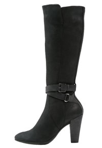Botte noire en cuir, montant jusqu'au genou, avec une finition légèrement texturée, dotée d'une sangle à boucle autour de la cheville et d'un talon aigu légèrement surélevé.