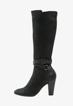 Botte noire en cuir, montant jusqu'au genou, avec une finition légèrement texturée, dotée d'une sangle à boucle autour de la cheville et d'un talon aigu légèrement surélevé.