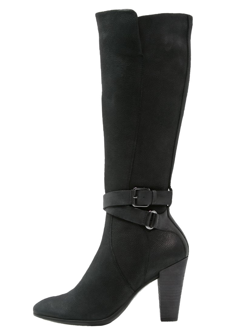 Botte noire en cuir, montant jusqu'au genou, avec une finition légèrement texturée, dotée d'une sangle à boucle autour de la cheville et d'un talon aigu légèrement surélevé.