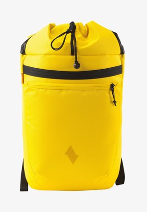 Gelber Zdrawstring-Rucksack mit glatter Oberfläche, schwarzen Akzenten, einer vorderen Reißverschlusstasche und einem eleganten geometrischen Logo am Boden.