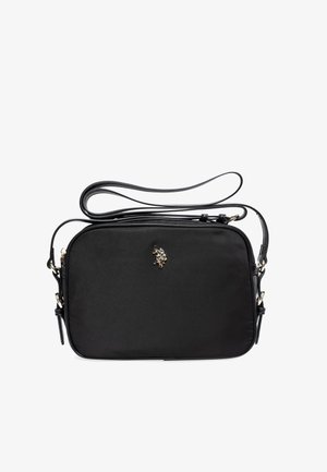Bolso cruzado de tela negra con herrajes dorados, forma rectangular, correa ajustable y un pequeño detalle de emblema dorado en la parte frontal.