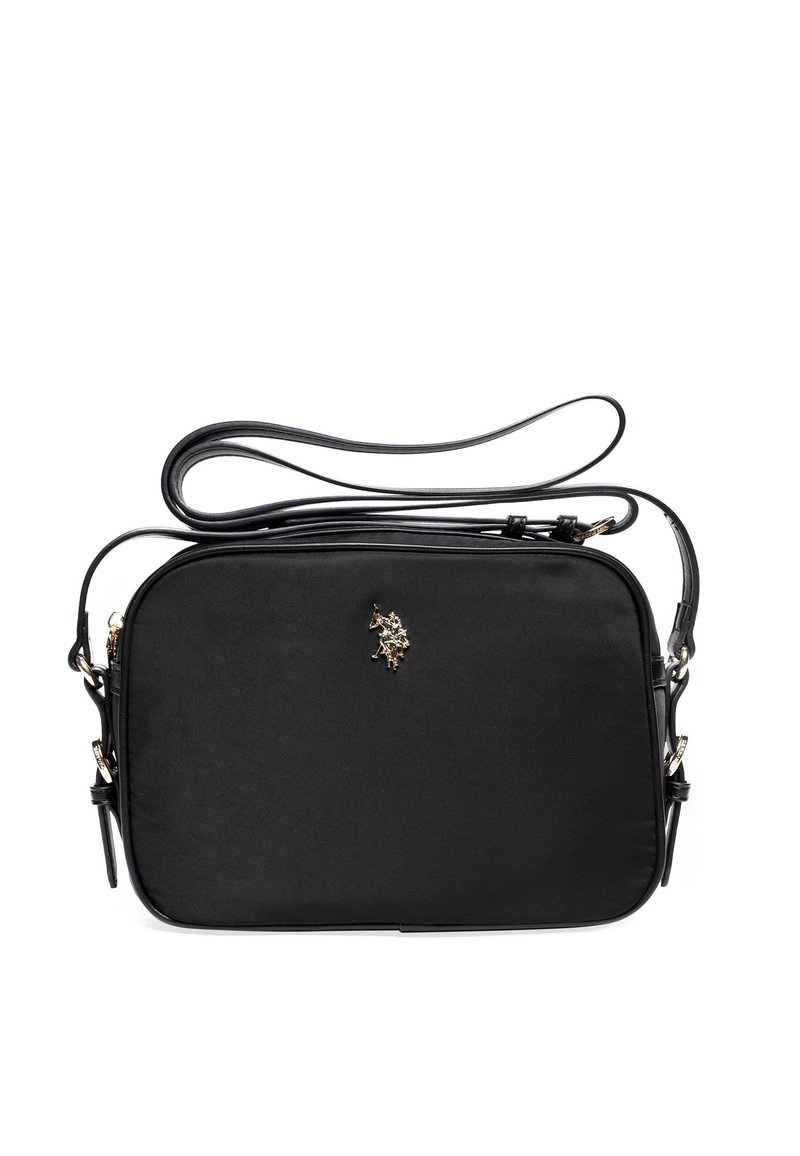 Borsa a tracolla nera in tessuto con hardware dorato, forma rettangolare, tracolla regolabile e un piccolo emblema dorato sul davanti.