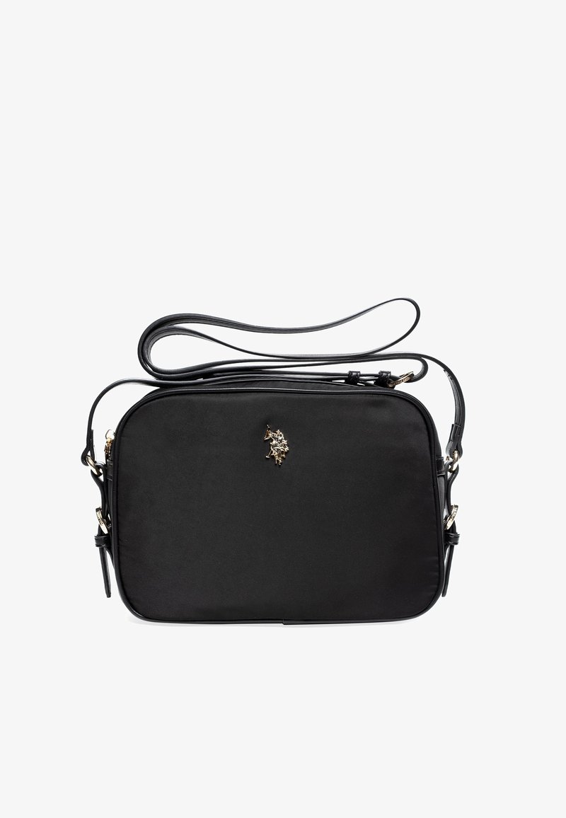 Borsa a tracolla nera in tessuto con hardware dorato, forma rettangolare, tracolla regolabile e un piccolo emblema dorato sul davanti.