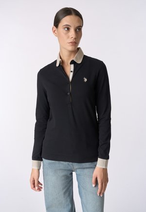 Polo a maniche lunghe nera con colletto beige e patta a strisce. Caratterizzato da un piccolo logo ricamato sul petto e polsini a contrasto.