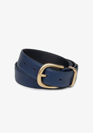 Ceinture en cuir bleu foncé roulée avec une boucle en métal couleur laiton et plusieurs trous sur fond blanc.
